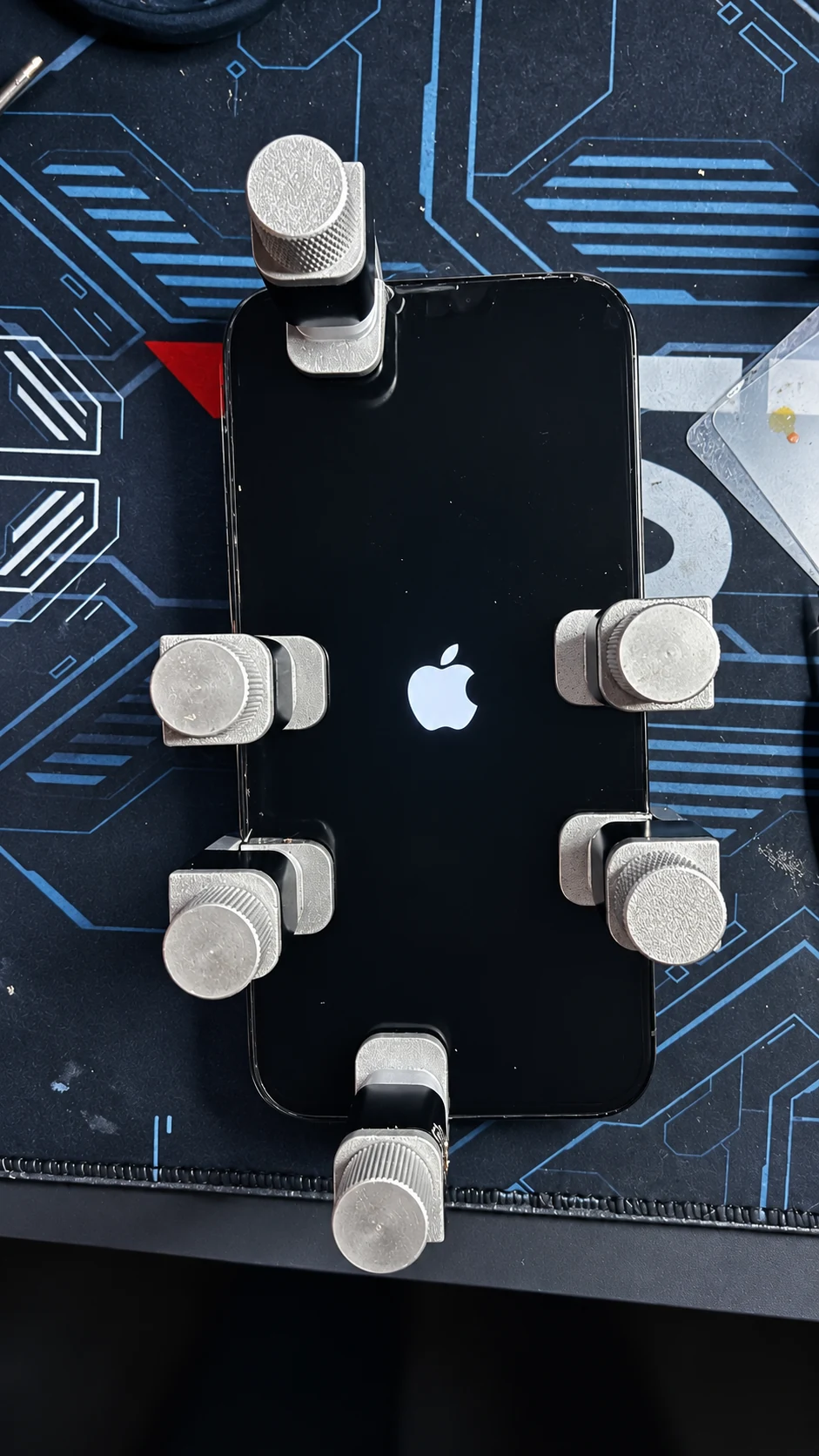 iPhone auf dem Reparaturplatz mit sichtbarem Apple-Logo