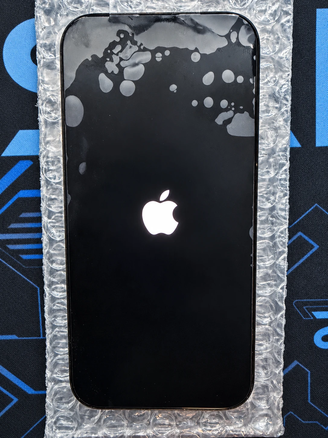 iPhone beim Start auf der Arbeitsmatte