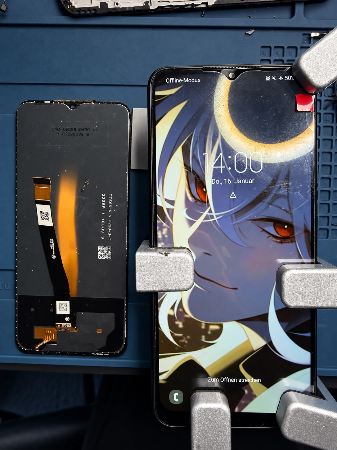 Smartphone mit separatem Displayteil auf dem Arbeitsplatz