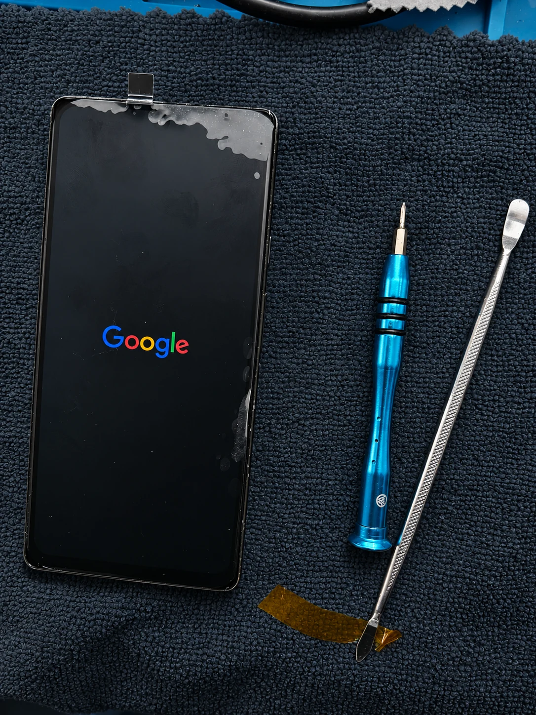 Google-Smartphone neben Reparaturwerkzeug